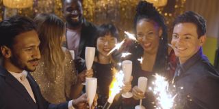 高角度拍摄的一群朋友庆祝新年前夜与香槟烟火