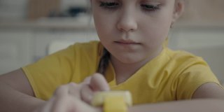 孩子使用她的孩子智能手表