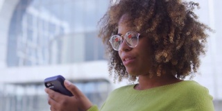 忙碌的黑人女性在智能手机上使用预约应用，现代科技