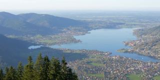 从空中俯瞰泰根西湖的巴伐利亚清澈湖水。德国巴伐利亚阿尔卑斯山脉美丽的山湖景观