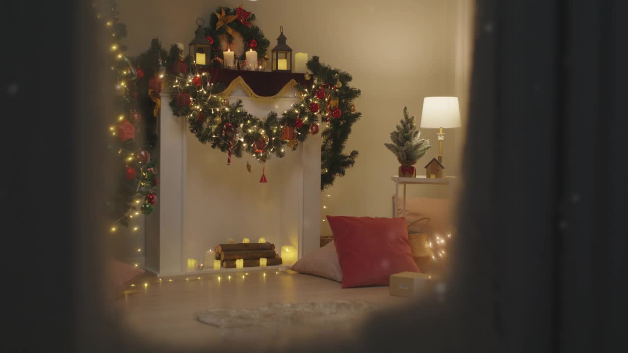 温馨的客厅没有人，飘着雪花的窗户，圣诞夜快乐喜庆。