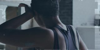 动画哇文本在非裔美国女运动员在健身房