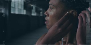 战斗文字的动画非裔美国女运动员戴耳机