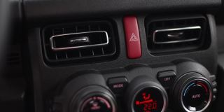 红色的三角形。现代汽车中打开警报器的按钮。危险灯开关按钮