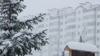 大雪纷飞的城市，风景、背景视频素材模板下载