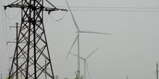 风力涡轮机为输电线提供清洁能源支持