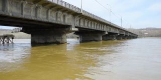 春天的洪水和桥下湍急的脏水