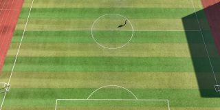 人们在足球场踢足球的无人机鸟瞰图
