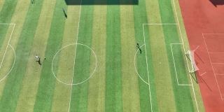 学生在足球场上踢足球的无人机鸟瞰图