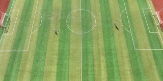 人们在足球场踢足球的无人机鸟瞰图