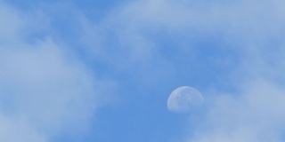 月亮和云飘过天空。