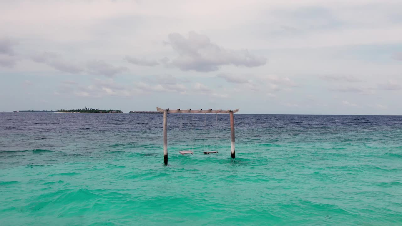 万向节镜头在马尔代夫的海洋，波浪和全景