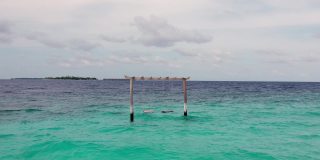 万向节镜头在马尔代夫的海洋，波浪和全景
