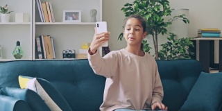 活跃的黑人少女拍摄视频在智能手机为博客，现代爱好