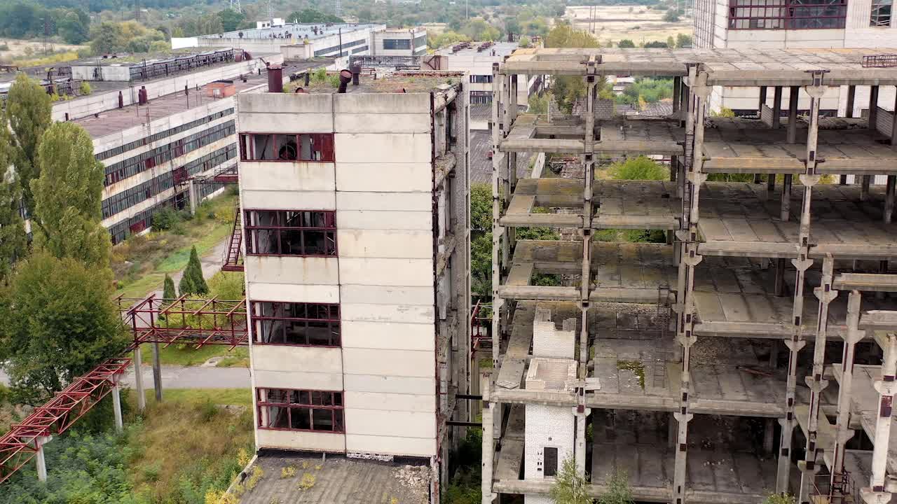 工业破坏的城市建筑。破坏性废弃建筑的鸟瞰图。