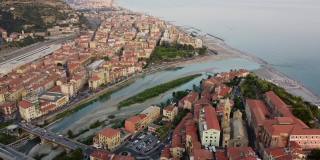 无人机拍摄的意大利利古里亚文提米利亚古城和新城。利古里亚里维埃拉无人机拍摄的美丽鸟瞰图