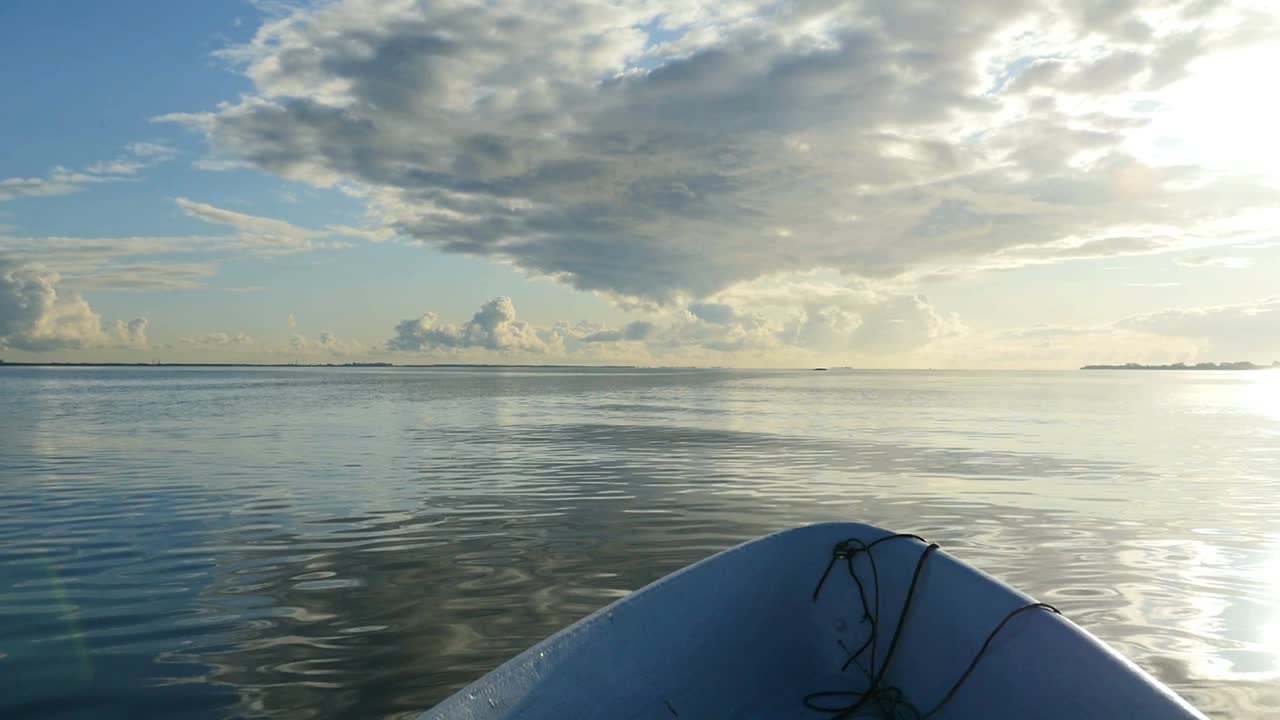 落日的海景，低垂的云漂浮在海面上