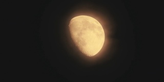 用长焦距望远镜拍摄月球。