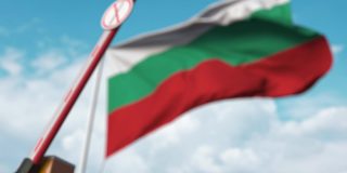 关闭的大门，保加利亚国旗前没有移民标志