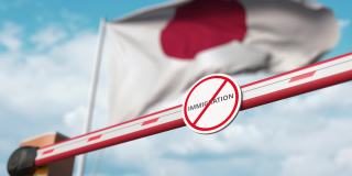 日本国旗前没有入境标志的大门打开了