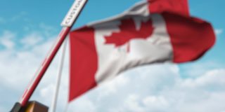 关闭壁垒与海关标志反对加拿大国旗