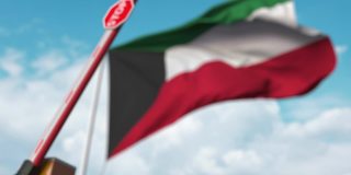 科威特旗处有停止标志的关闭拦油栅