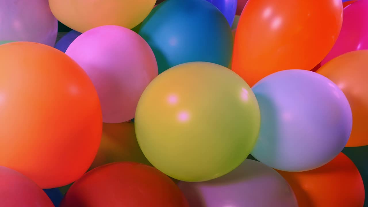 派对场景五颜六色的灯里有很多气球