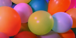 派对场景五颜六色的灯里有很多气球