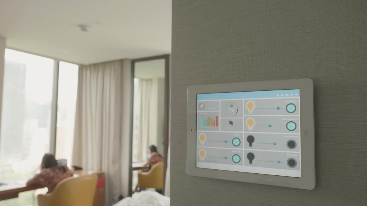 家用自动化控制器应用屏幕，展示控制所有家电设备的智能家居理念