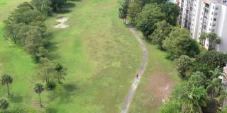 在佛罗里达州劳德代尔堡一个阳光明媚的日子里，高尔夫球场上的一个高角度视图。
