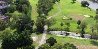 在佛罗里达州劳德代尔堡一个阳光明媚的日子里，高尔夫球场上的一个高角度视图。