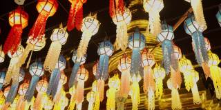 泰国兰汶的法拉塔哈里发猜寺的彩灯。宜鹏(宜鹏)兰纳节。。举行的“水灯节”
