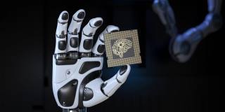 机器人的手握着一个人工智能计算机处理器单元