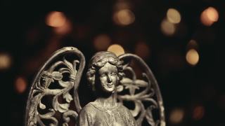 镜头的天使雕像黑暗的背景视频素材模板下载