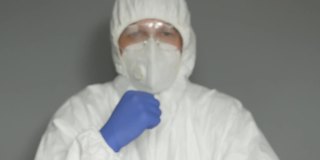 一位生物学家病毒学家，穿着防护服，戴着面具和眼镜，伸出手，手里拿着两粒黄色和白色的药丸。这位科学家建议选择说真话还是说谎话。