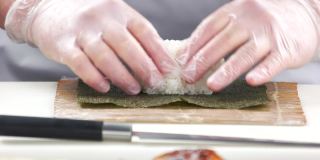 近距离制作寿司的手。