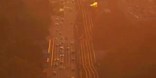 这是黄昏时分在布罗瓦尔斯基大街上汽车运动的美丽视频