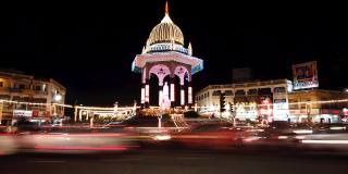 在印度迈索尔的杜塞赫拉节上，一段夜间延时拍摄的视频显示了标志性的大王陵纪念碑被灯光照亮，模糊的汽车经过。