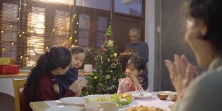 多代亚洲家庭团聚在家里庆祝圣诞和新年除夕