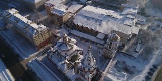 伊尔库茨克主显节教堂大教堂。空中无人机飞行。冬天，这个俄罗斯城市被冰雪覆盖。