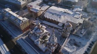 伊尔库茨克主显节教堂大教堂。空中无人机飞行。冬天，这个俄罗斯城市被冰雪覆盖。视频素材模板下载