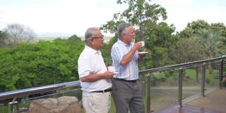 4K亚洲高级男性朋友一起喝咖啡聊天在高尔夫乡村俱乐部露台。