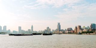 上海外滩历史建筑在晴朗多云的日子从浦东看，船舶在黄浦江上航行，时间推移4k镜头，b卷拍摄。