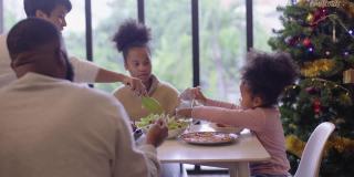 非裔美国黑人家庭一起在公寓里吃健康食品庆祝传统节日
