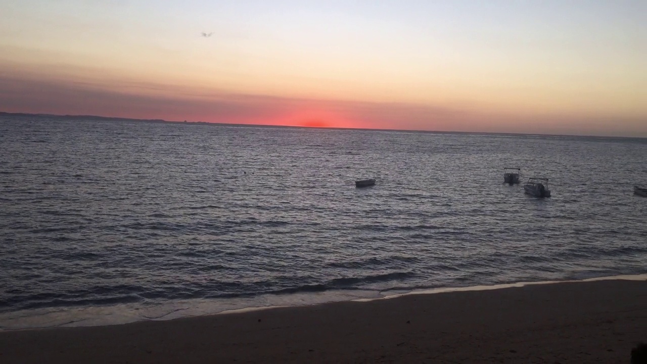 马达加斯加Nosy-be的Ambatoloaka海滩上的日落