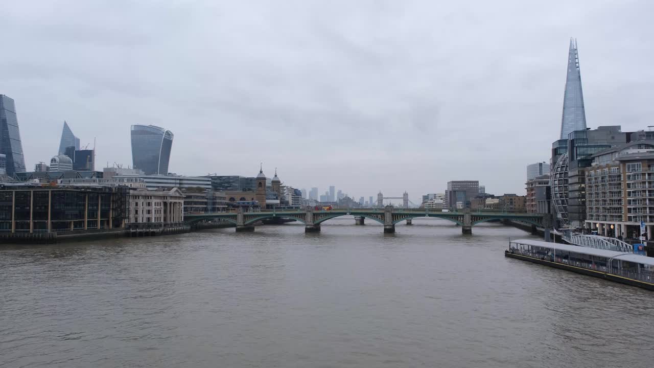 泰晤士河伦敦远处的标志性摩天大楼全景与塔桥。