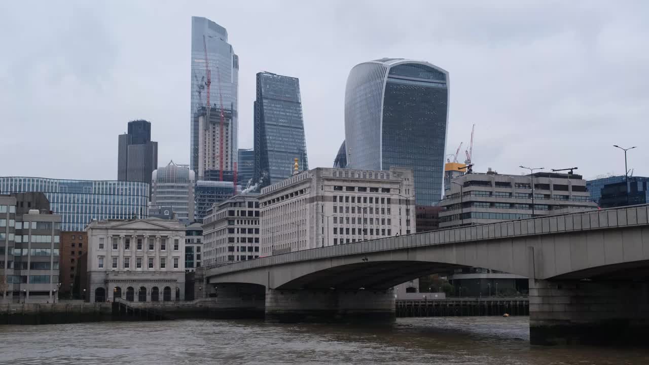 泰晤士河伦敦地标摩天大楼全景。