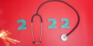 2022年医学与烟火。数字与医疗与听诊器。新年快乐