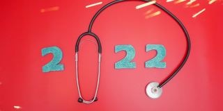 2022年医学与烟火。数字与医疗与听诊器。新年快乐