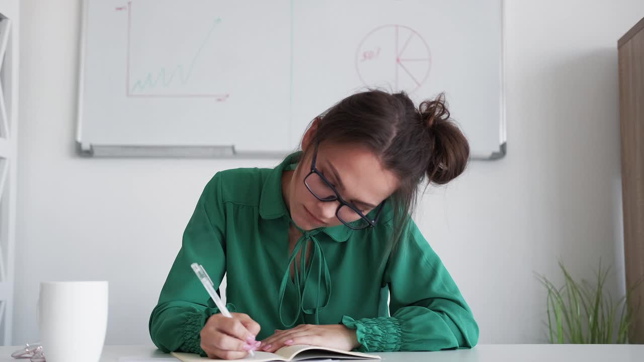 在线学习商务网络研讨会疲倦的书呆子女人